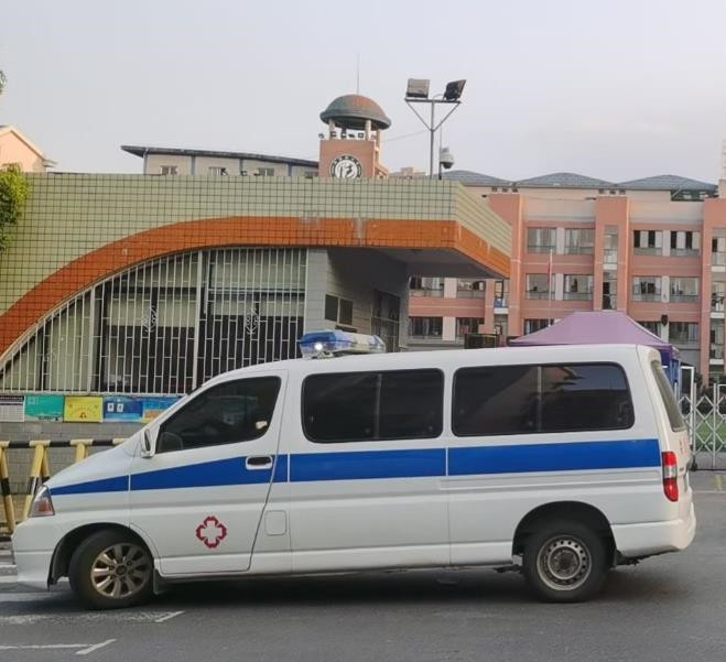 贵定救护车出租护送骨折病人一公里多少钱